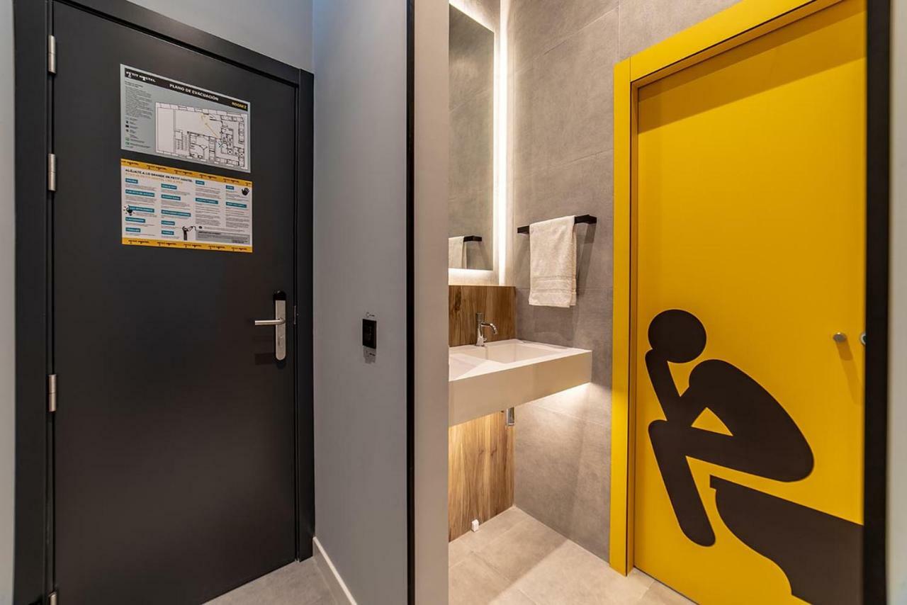 Petit Hostel La Latina (Adults Only) Мадрид Екстериор снимка