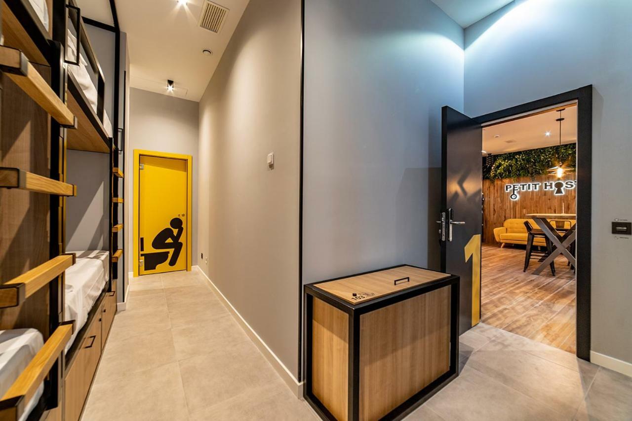 Petit Hostel La Latina (Adults Only) Мадрид Екстериор снимка